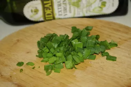 Салат из солёных груздей и квашенной капусты: шаг 2