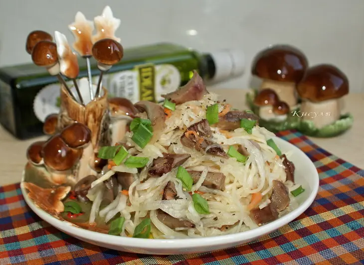 Салат из солёных груздей и квашенной капусты: шаг 4