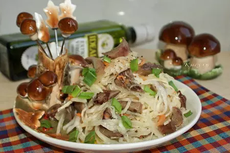 Салат из солёных груздей и квашенной капусты: шаг 4