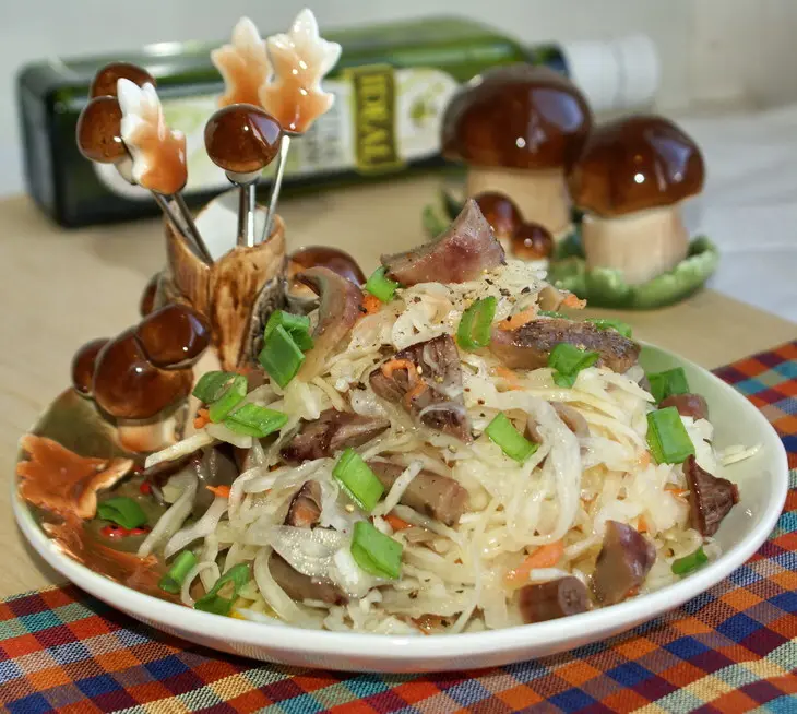 Салат из солёных груздей и квашенной капусты: шаг 5