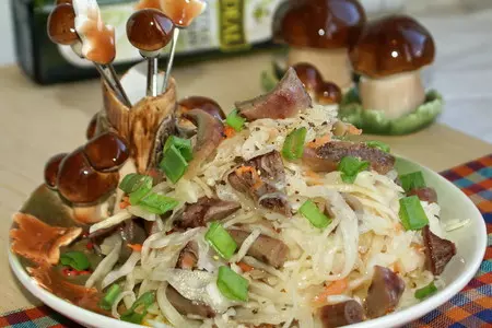 Салат из солёных груздей и квашенной капусты: шаг 5