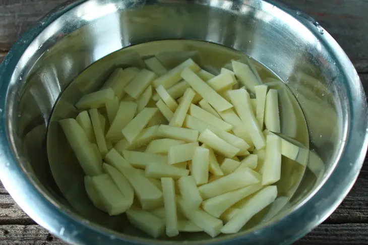Щи с крапивой, щавелем и снытью: шаг 6