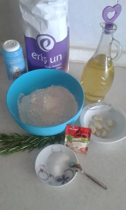 Фокачча с чесноком и розмарином: шаг 1