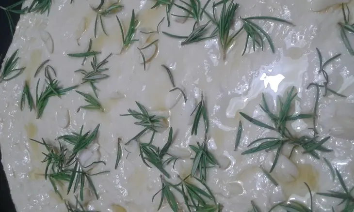 Фокачча с чесноком и розмарином: шаг 4