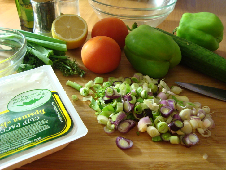 Салат с брынзой и свежими овощами.: шаг 1