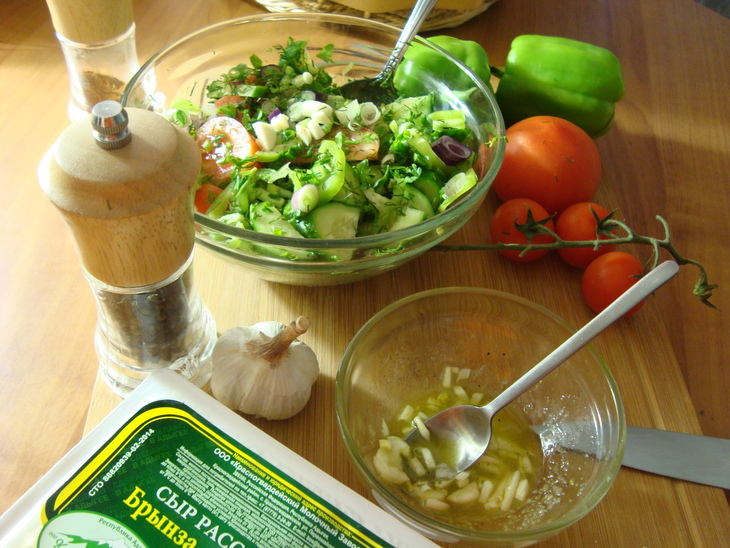 Салат с брынзой и свежими овощами.: шаг 2