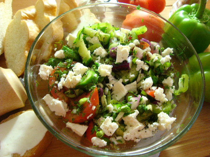 Салат с брынзой и свежими овощами.: шаг 3