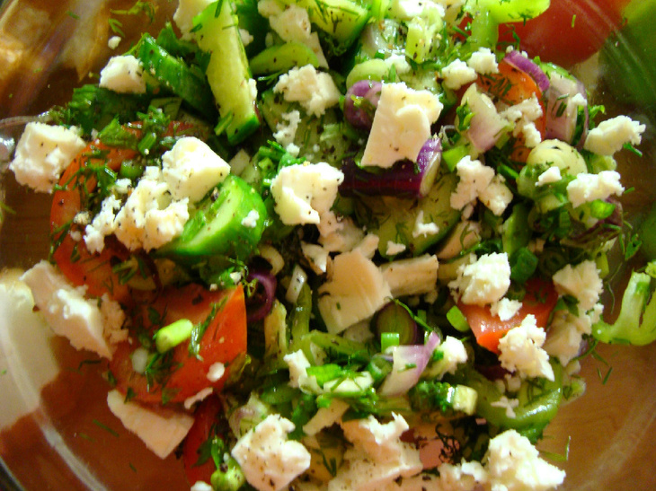 Салат с брынзой и свежими овощами.: шаг 4