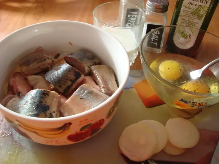 Сельдь балтийская запечённая с картофелем и яйцом по-эстонски.: шаг 4