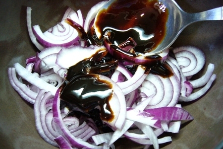 Салат из нута с баклажанами и маринованным луком: шаг 1
