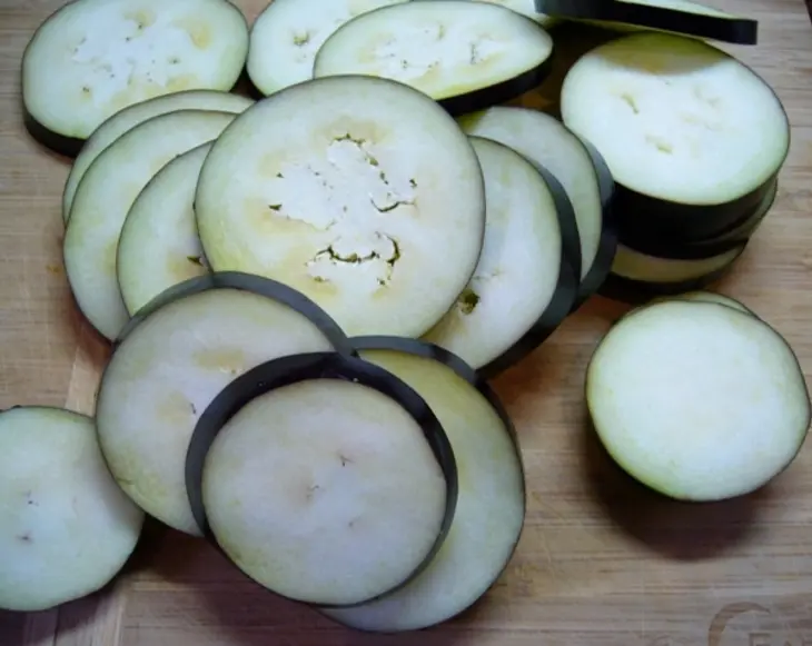 Салат из нута с баклажанами и маринованным луком: шаг 2