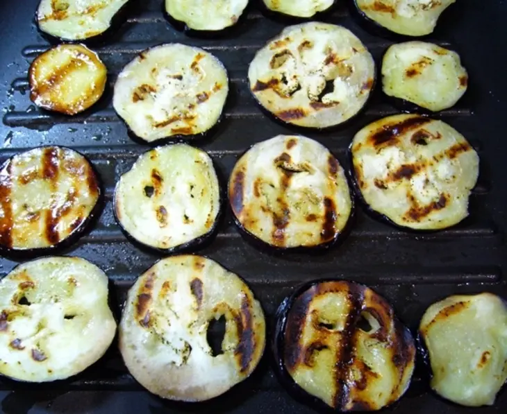 Салат из нута с баклажанами и маринованным луком: шаг 3