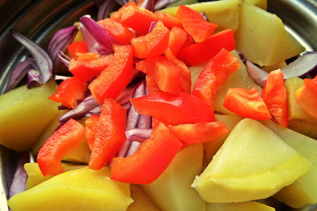 Картофельный салат с рыбкой+улыбающийся помидор: шаг 3