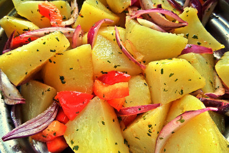 Картофельный салат с рыбкой+улыбающийся помидор: шаг 6