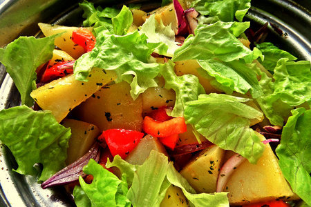 Картофельный салат с рыбкой+улыбающийся помидор: шаг 7