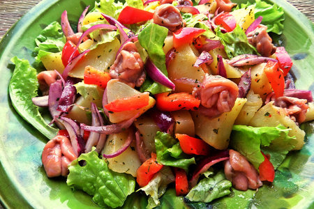 Картофельный салат с рыбкой+улыбающийся помидор: шаг 8