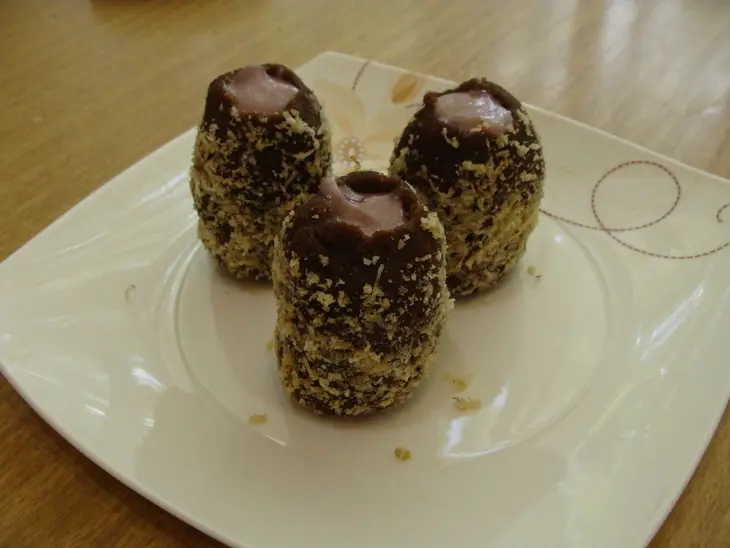 Пирожное-картошка с клубничным курдом: шаг 7