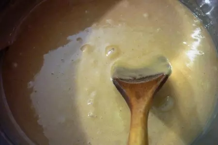 Карамельный медовик с шоколадным кремом и черничным джемом: шаг 1
