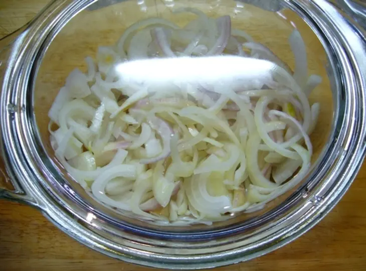 Луковый суп, запеченный с сыром (в микроволновке): шаг 1