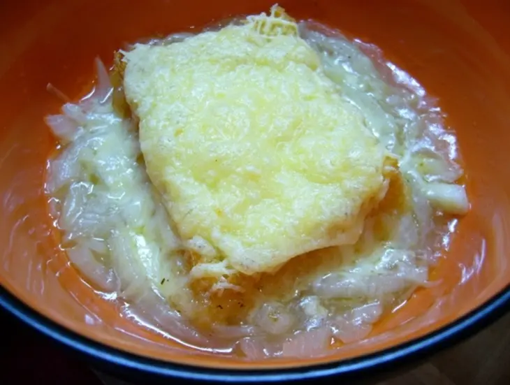 Луковый суп, запеченный с сыром (в микроволновке): шаг 5
