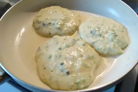 Оладьи с брокколи, кабачком и петрушкой. полезный завтрак: шаг 3