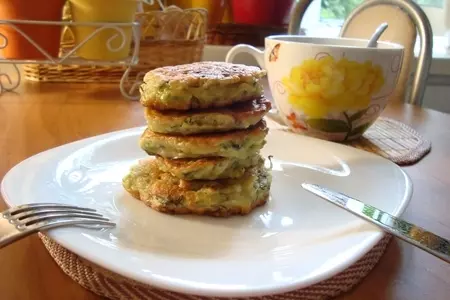 Оладьи с брокколи, кабачком и петрушкой. полезный завтрак: шаг 4