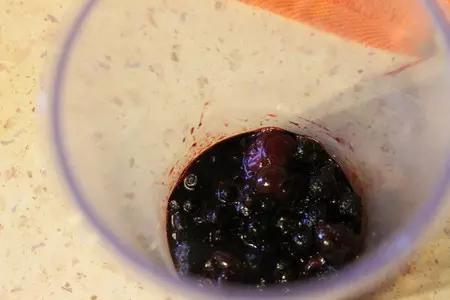 Коктейль с мороженым и ягодами: шаг 1
