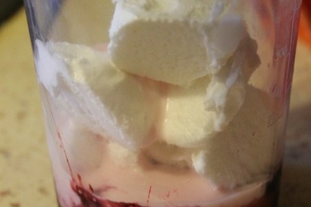 Коктейль с мороженым и ягодами: шаг 3