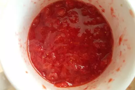 Клубничный коктейль с мороженым: шаг 1