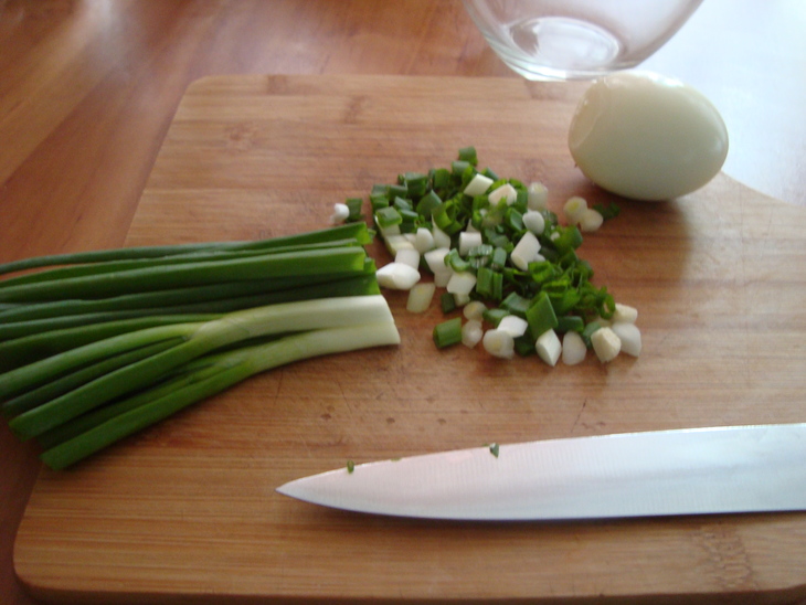 Лепёшки с зелёным луком и яйцом.: шаг 1
