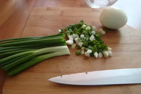 Лепёшки с зелёным луком и яйцом.: шаг 1
