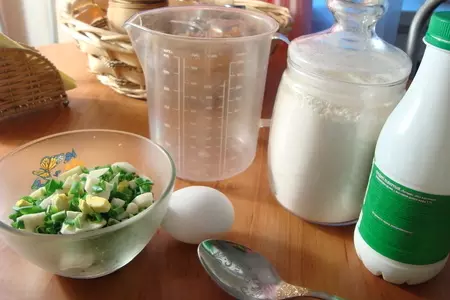 Лепёшки с зелёным луком и яйцом.: шаг 2