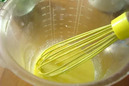 Лепёшки с зелёным луком и яйцом.: шаг 3