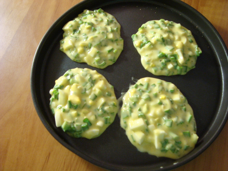 Лепёшки с зелёным луком и яйцом.: шаг 6