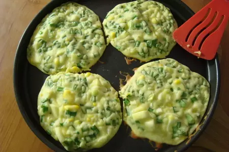 Лепёшки с зелёным луком и яйцом.: шаг 7