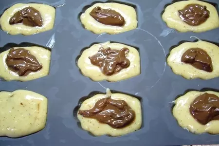 Миндальное мадлен с шоколадной пастой: шаг 4