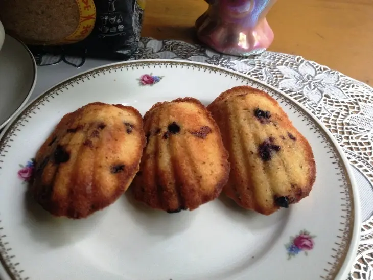 Мадленки с лимоном, белым шоколадом и чёрной смородиной: шаг 8
