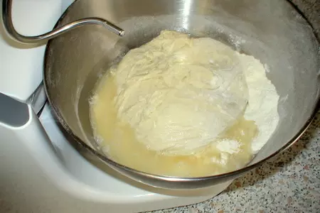 Пирожки печёные сдобные с зелёным луком и яйцом. гост: шаг 3