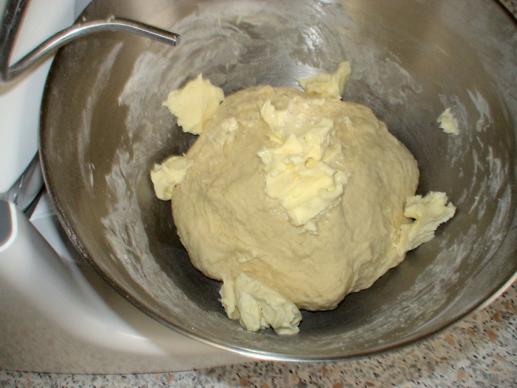 Пирожки печёные сдобные с зелёным луком и яйцом. гост: шаг 4