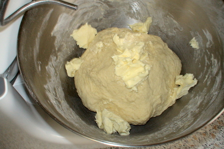 Пирожки печёные сдобные с зелёным луком и яйцом. гост: шаг 4