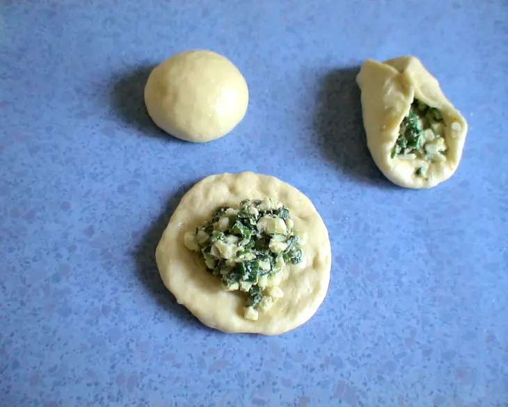 Пирожки печёные сдобные с зелёным луком и яйцом. гост: шаг 9