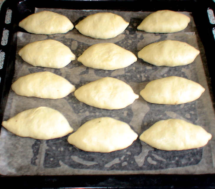 Пирожки печёные сдобные с зелёным луком и яйцом. гост: шаг 10