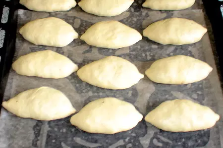 Пирожки печёные сдобные с зелёным луком и яйцом. гост: шаг 10