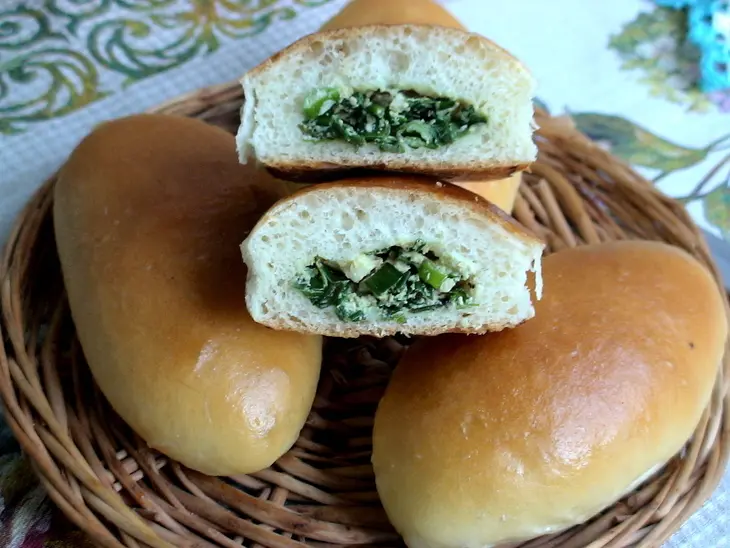 Пирожки печёные сдобные с зелёным луком и яйцом. гост: шаг 12
