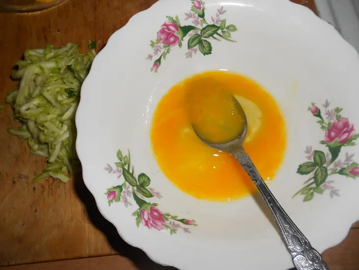 Омлет в микроволновке с мясом и кабачками: шаг 2