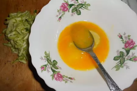 Омлет в микроволновке с мясом и кабачками: шаг 2