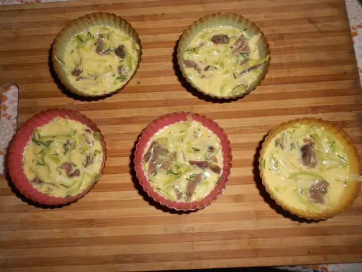 Омлет в микроволновке с мясом и кабачками: шаг 6