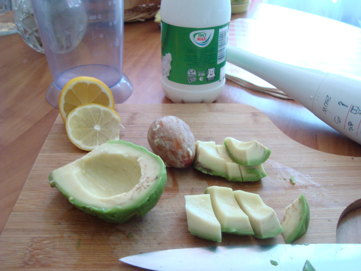 Коктейль с кефиром и авокадо.: шаг 1