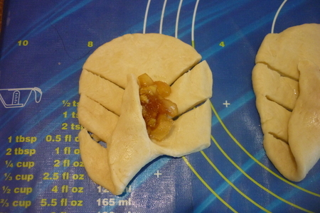Булочки с карамельными яблоками и витушка со сливочным сыром : шаг 3