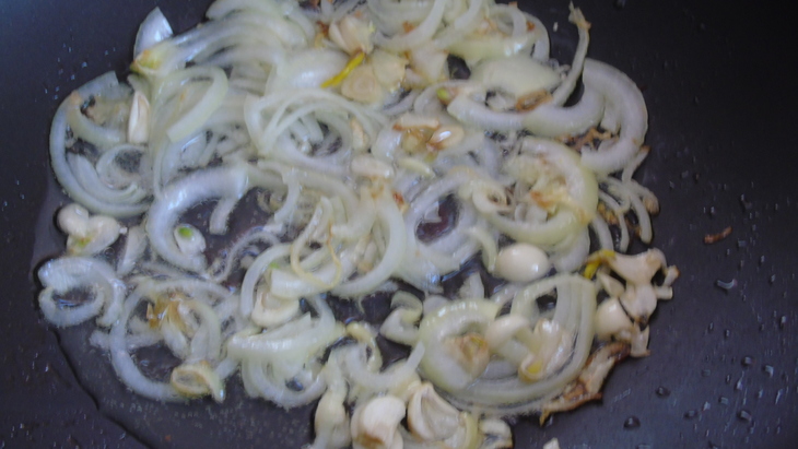 Рисовый теплый салат с грибами: шаг 1